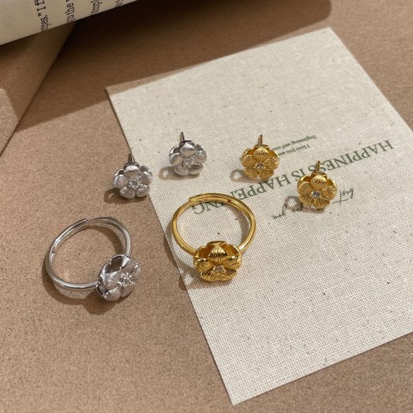 Three-dimensional Plum Ring