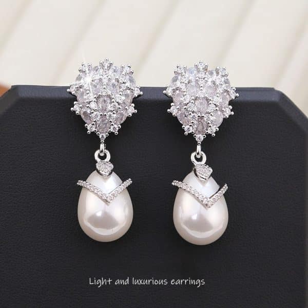 Women's Inlaid Drop-shaped Pearl Earrings