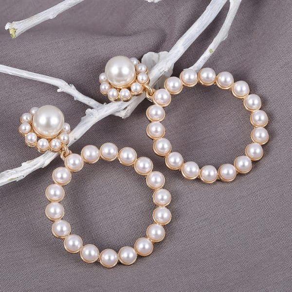 Atmospheric circle pearl earrings