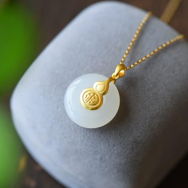 Simple Female White Stone Pendant Necklace