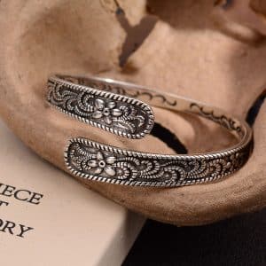 Fashion Retro Embossed Tang Grass Pattern Flower Bracelet For Women