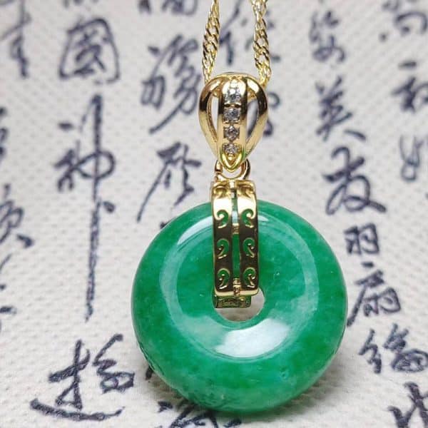 Vacuum Electroplating Emerald Green Dry Green Jade Pendant