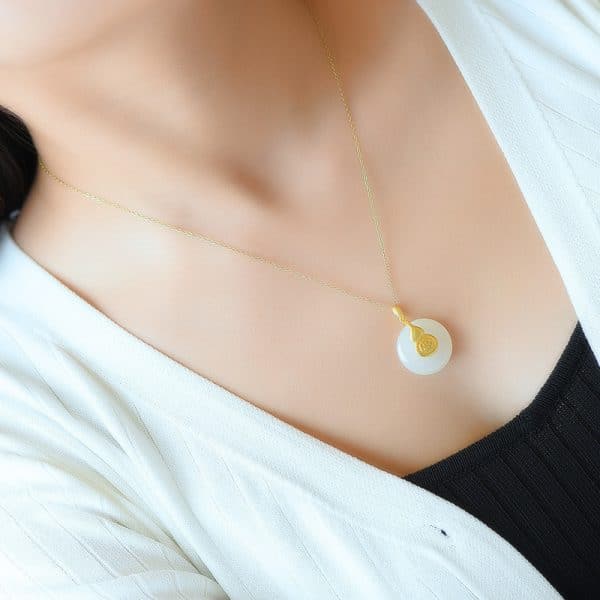 Simple Female White Stone Pendant Necklace