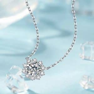 Snowflake Pendant Necklace Inlaid With Moissanite