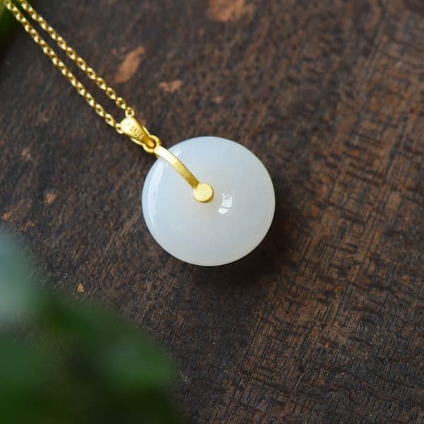 Simple Female White Stone Pendant Necklace