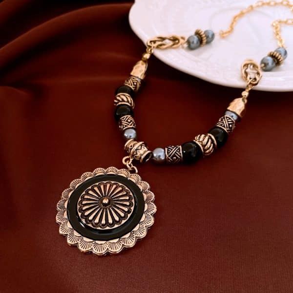Flower Pearl Necklace Fashion Retro Design Light Luxury High Sense