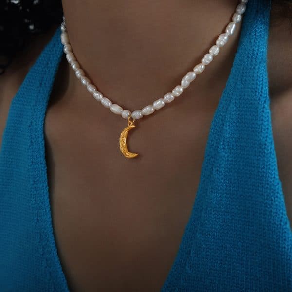 Cold Wind Pleated Texture Moon Freshwater Pearl Necklace