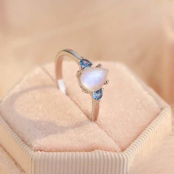 Women's Stylish Simple And Versatile Moonstone Ring